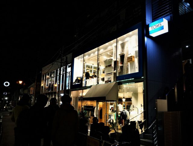 toms 靴 安い 店舗 東京